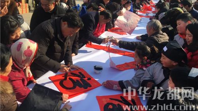書法家揮毫送“?！?眾市民喜領(lǐng)春聯(lián)