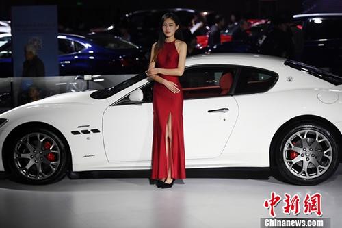 11月9日，2017第14屆中國西南（昆明）國際汽車博覽會在昆明滇池國際會展中心開展，市民欣賞了一場汽車盛宴。會展現(xiàn)場還展出了新能源汽車及機(jī)車。<a target='_blank' href='http://www.chinanews.com/'>中新社</a>記者李進(jìn)紅攝