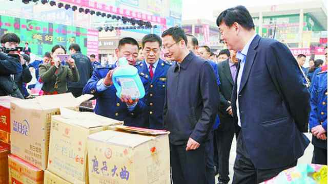 項(xiàng)城市消協(xié)、市工商局舉行國(guó)際消費(fèi)者權(quán)益日宣傳活動(dòng)