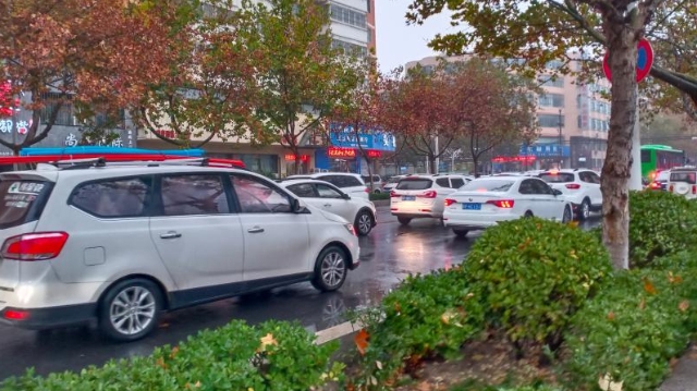 雨中道路擁堵，市民可繞行！