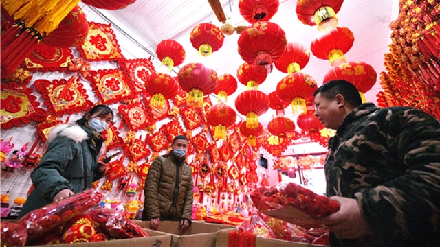 新年到！紅燈籠對(duì)聯(lián)市場(chǎng)俏