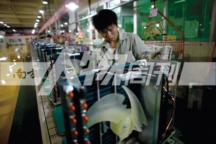 2010年5月10日，珠海格力電器工廠里，工人正在流水線上生產(chǎn)家用空調(diào)（方迎忠）