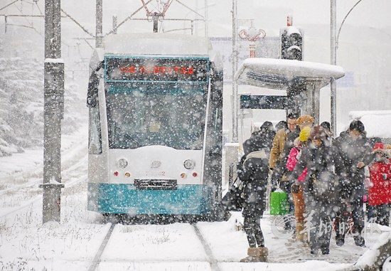 冬季，大連市民在雪中等候202路鐺鐺車 新華社發(fā)(呂文正 攝) 