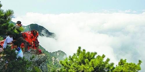  廬山云霧變幻莫測(cè)，常常轉(zhuǎn)瞬間便換了模樣。
